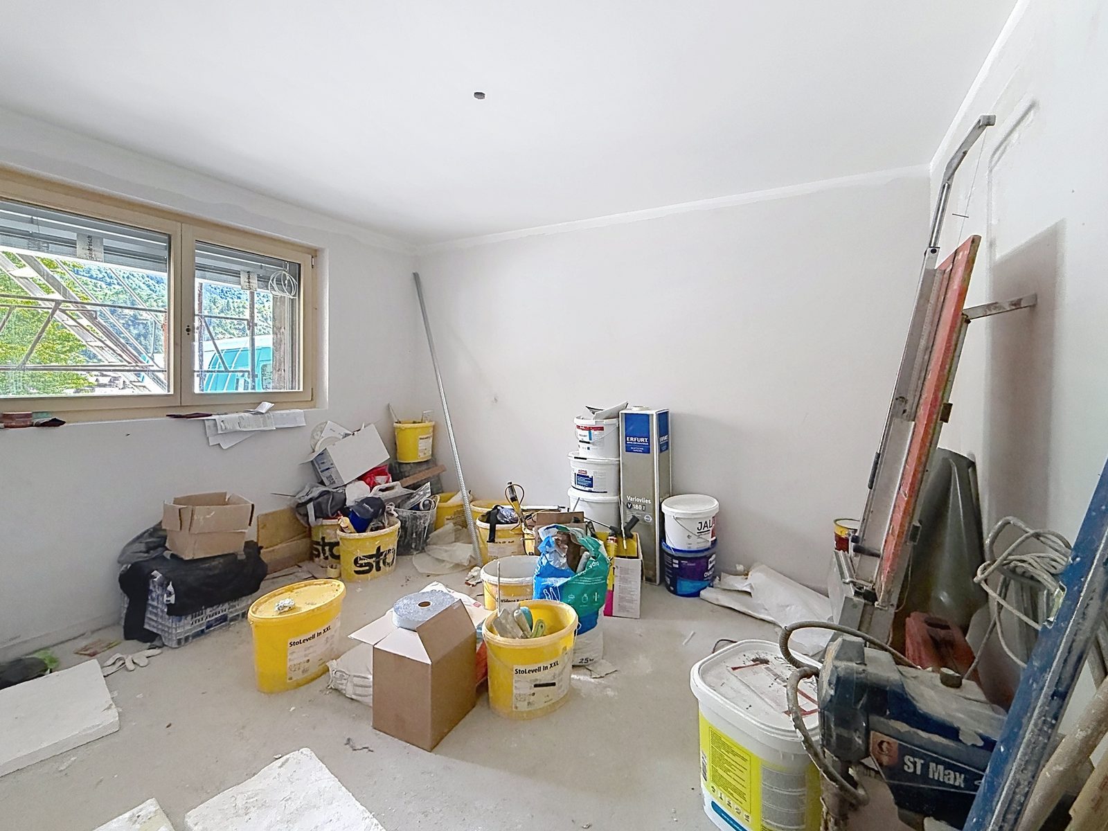 Pièce avec matériaux de chantier